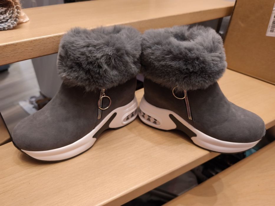 Buty z futerkiem na koturnie