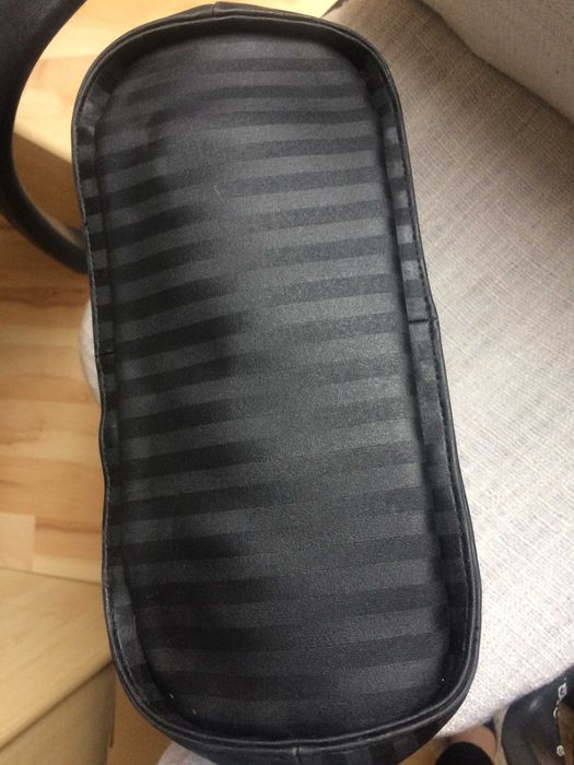 czarna torebka do ręki w paski