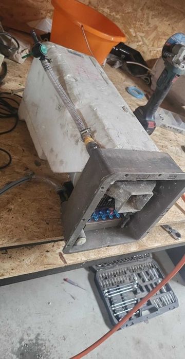 Bojler gazowo elektryczny Carver Cascade przyczepa kempingowa kamper