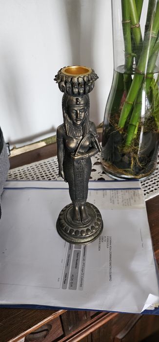 Par de Candelabros Egípcios Decorativos

- Estilo Cleópatra - Cor Prata