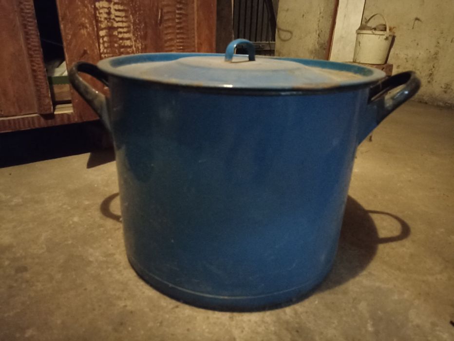 Duże garnki i miska