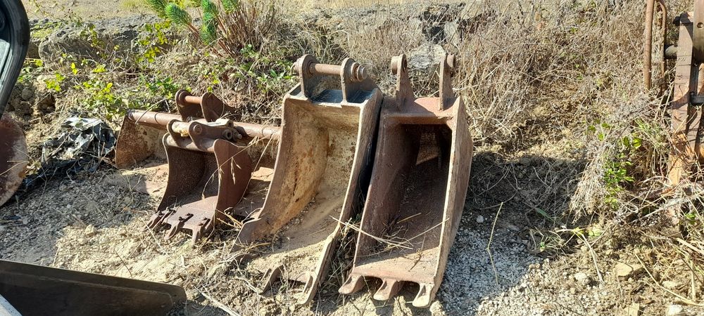 Diversos baldes para máquina Jcb e um riper