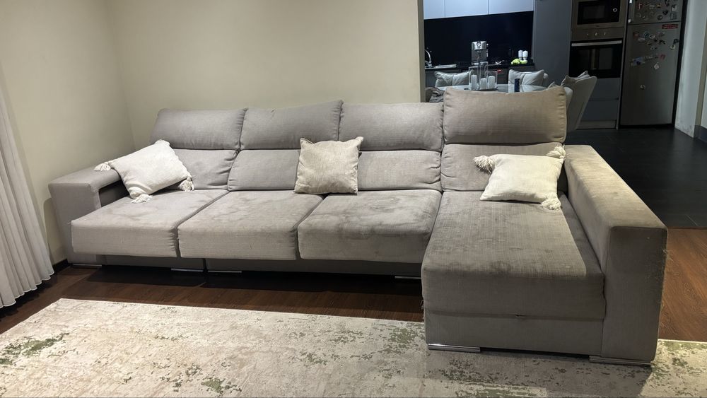 Sofá retrátil com puffs