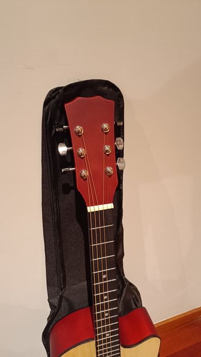 Guitarra acústica com bolsa de transporte