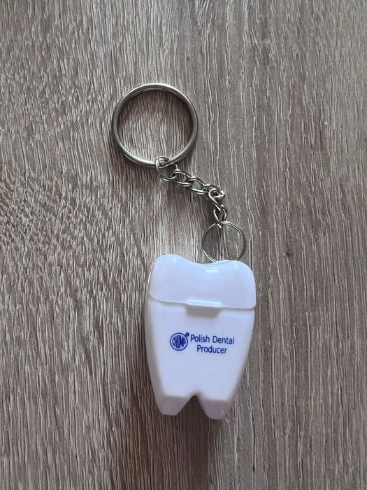Brelok do kluczy z nicią dentystyczną