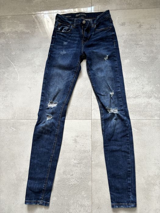 ciemno granatowe jeansy