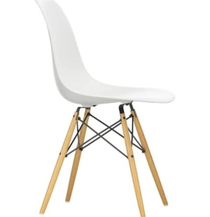 4 cadeiras Eames em DSW plastic e pés em madeira