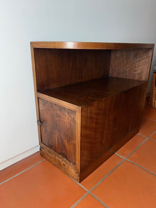 Aparador pequeno com porta em madeira