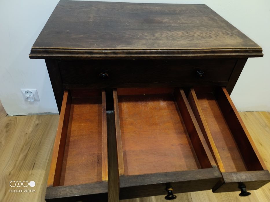 Drewniana komódka stolik