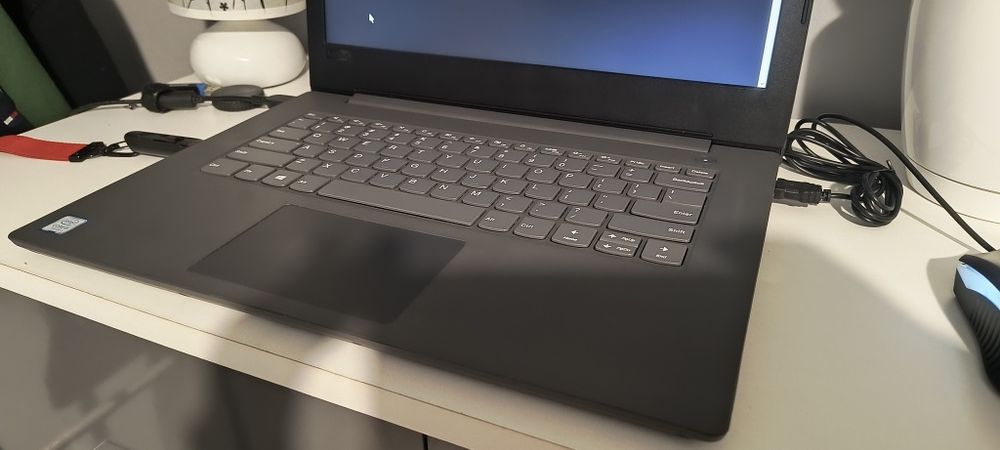 Laptop Lenovo V130-14IKB (81HQ00DGPB), i5, M2, Win 10 Pro