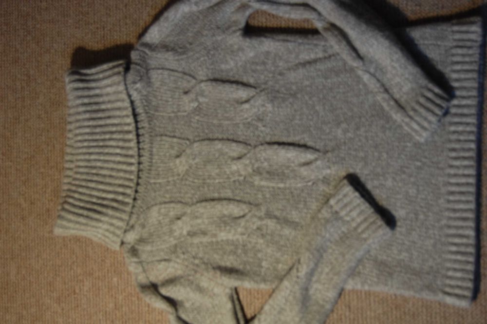 Sweter z golfem wzór w warkocze