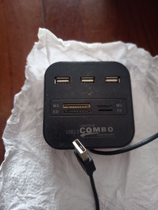 Combinação USB e leitor de cartão 2.0. Três portas USB, SD, MS, M2