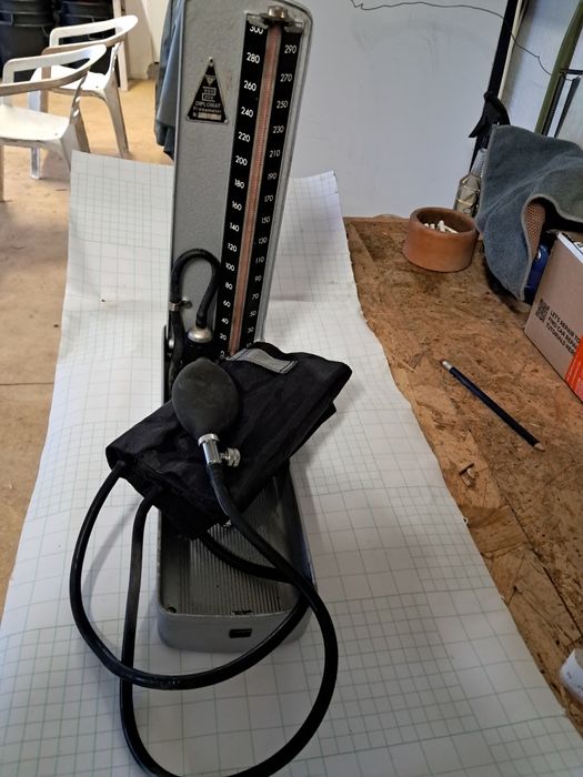 Aparelhos antigos de medir tensão