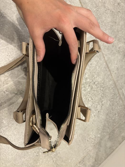 Beżowa torebka ze złotymi akcentami