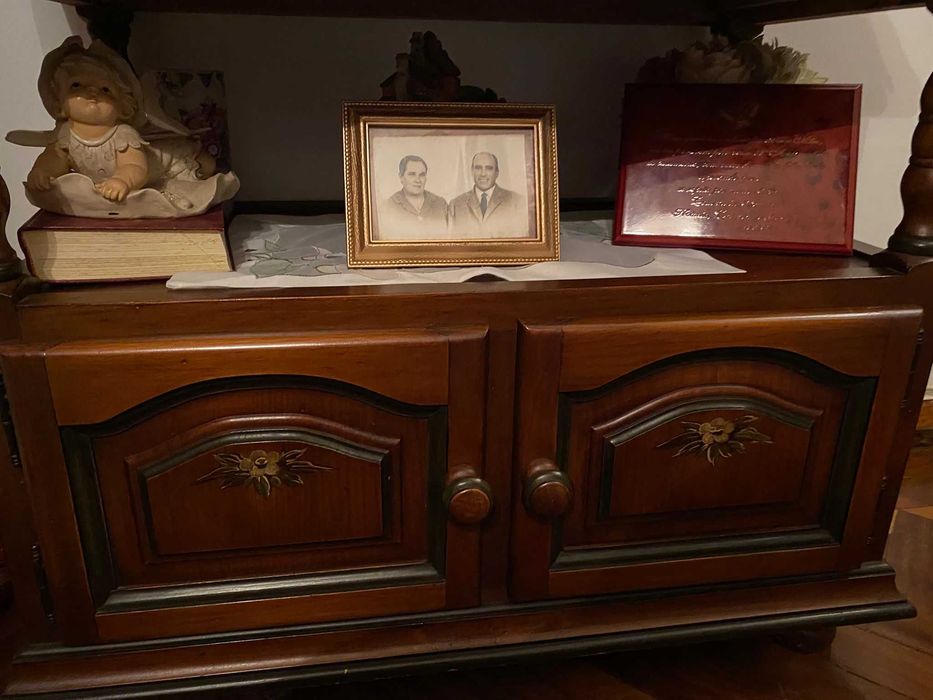 Móvel clássico em madeira maciça