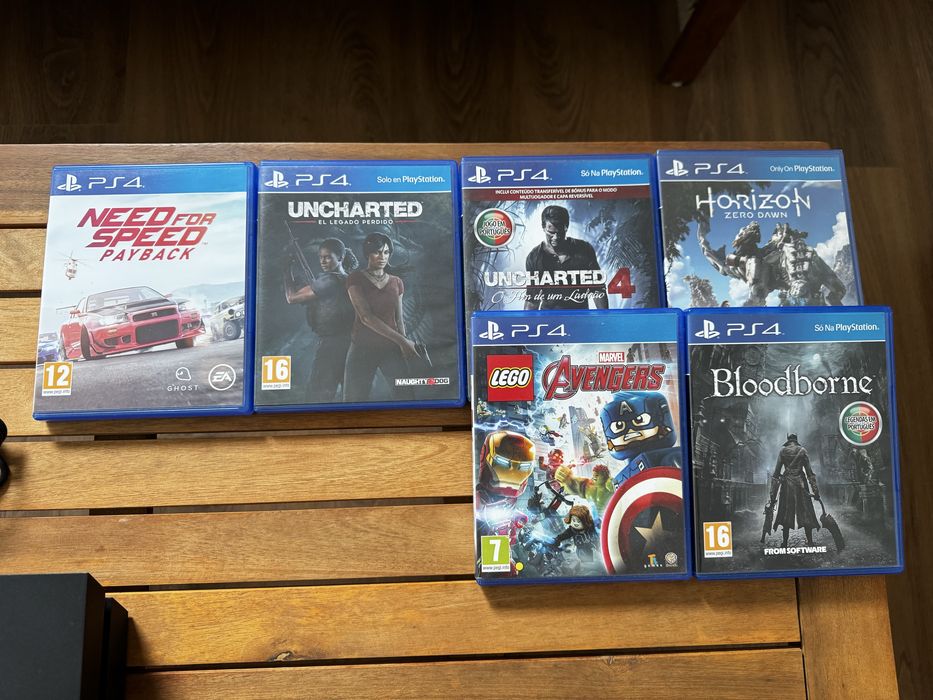 PS4 - 1TB com comandos e jogos