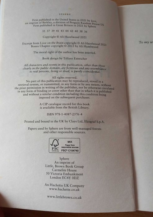 Livro "The love hypothesis" de Ali Hazelwood, em inglês