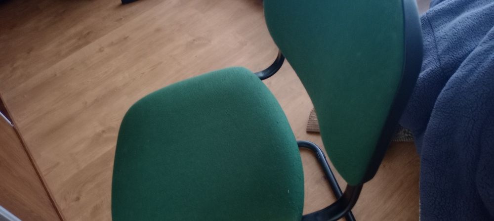 Três cadeiras  em  tom  de  verde  a 10€ cada uma , vendo  separadas