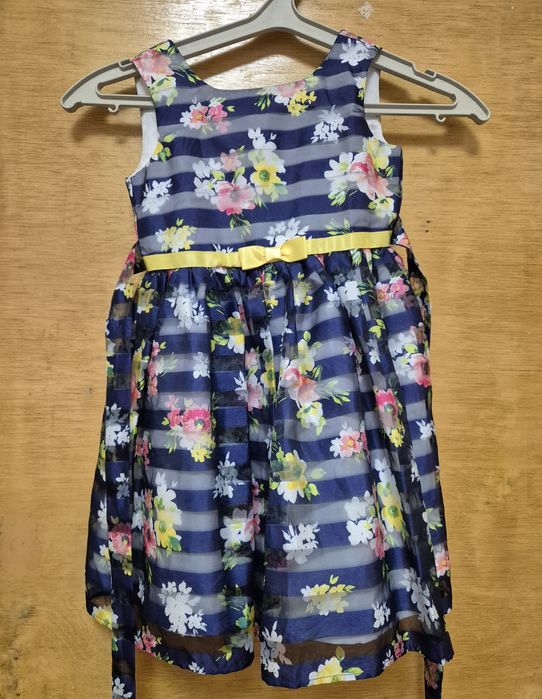 Гарна сукня з квітковим принтом