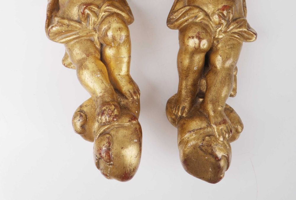Par de esculturas. Anjos ou Querubins candelabros em suspensão