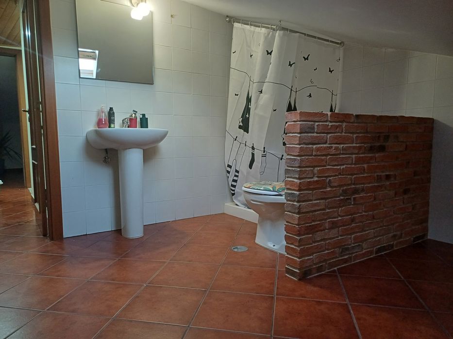 Alugo quartos  em Alcains