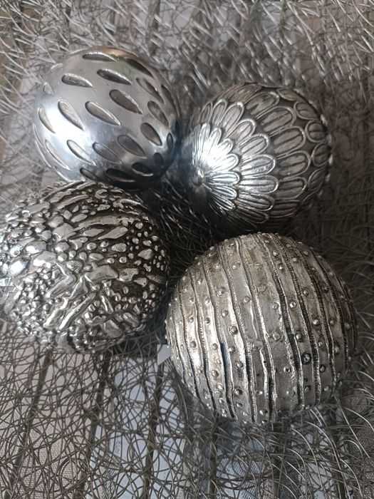 Decoração de prato em inox forrado com arames