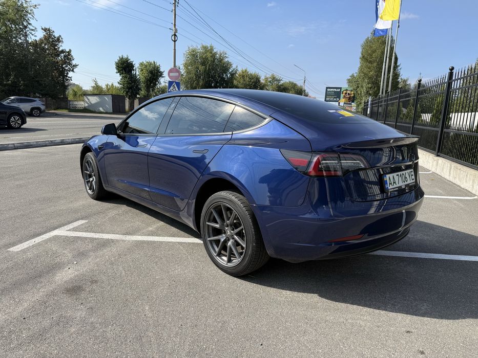 Tesla model 3 2023 залізо фосфат