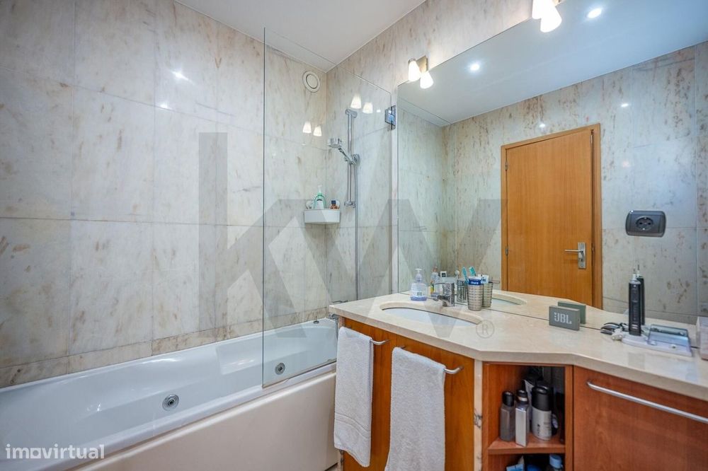 Apartamento T2 com varanda e garagem no Pinheiro Manso, Porto