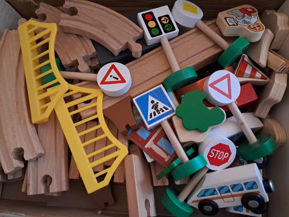 Kolejka drewniana  miasto + Dodatkowe akcesoria i ludziki  GRATIS
