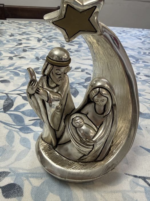 estatua com detalhes em prata