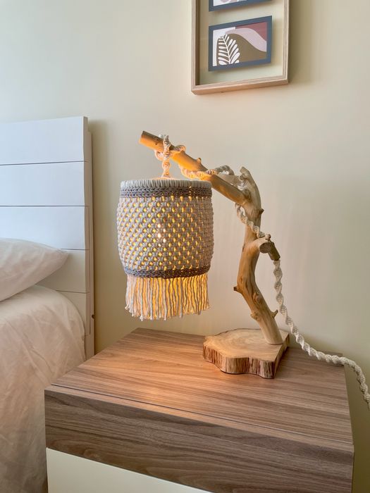 Candeeiro de madeira e macrame