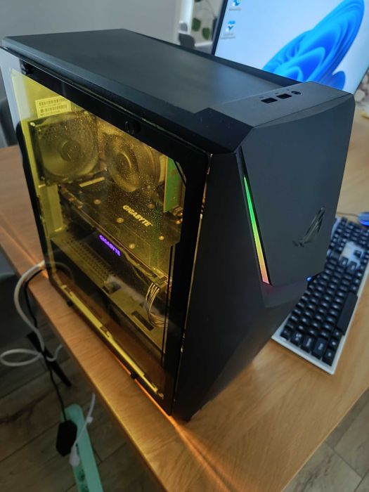 Komputer do gier Asus ROG STRIX z monitorem 32