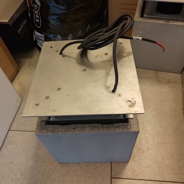 Lampa ogrodowa z głośnikiem