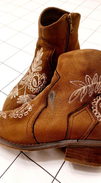 Botim castanho marca SMF