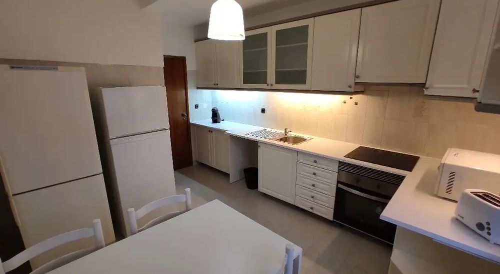 Quarto mobilado para arrendar