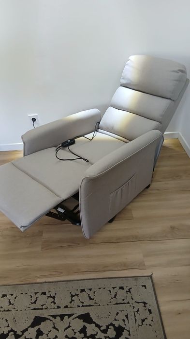 Sofá geriátrico com apoio elevatório