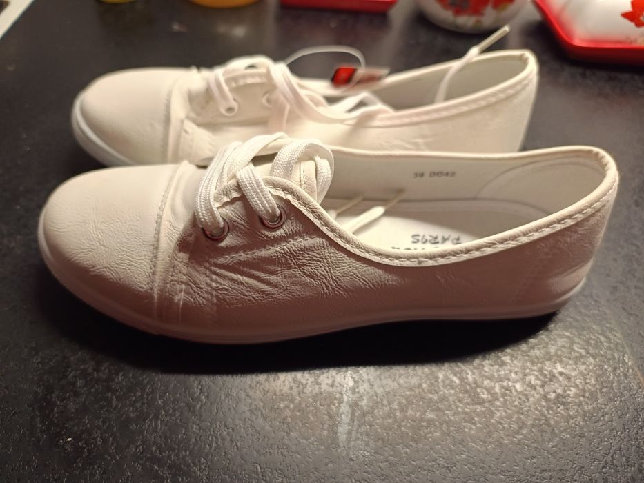 Trampki nowe białe rozmiar 39