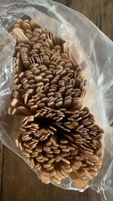 Vários copos e papel e colheres de madeira