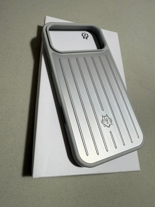 Capa Rimowa iPhone 17 pro max
