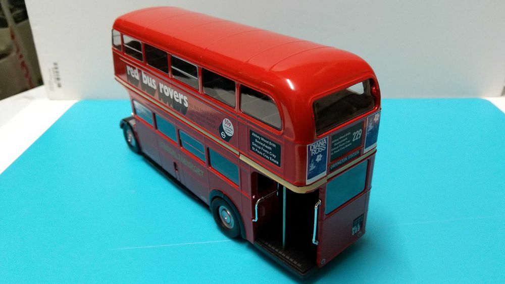 AEC Regent III RT - Red Bus: Miniatura autocarro Londres - escala 1/43