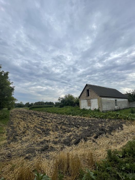 Земельна ділянка з будинком