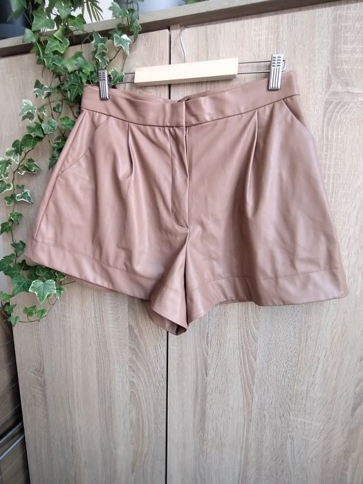 Asos Design szorty z ekoskóry beżowe camel zakładki L 40