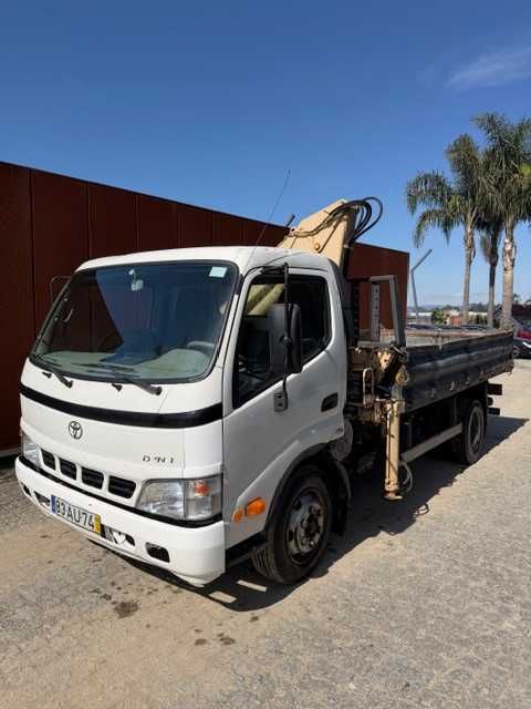 Toyota dyna tribasculante com grua