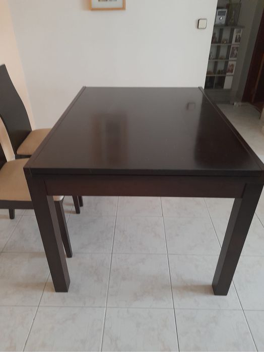 Mesa e quatro cadeiras