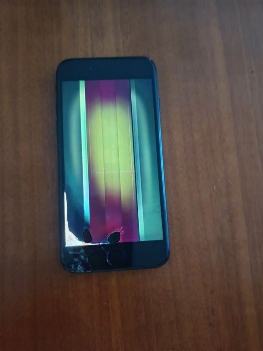 iPhone SE com a tela partida (reservado)