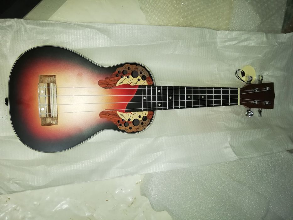 Ukulele soprano ovation elétrico
