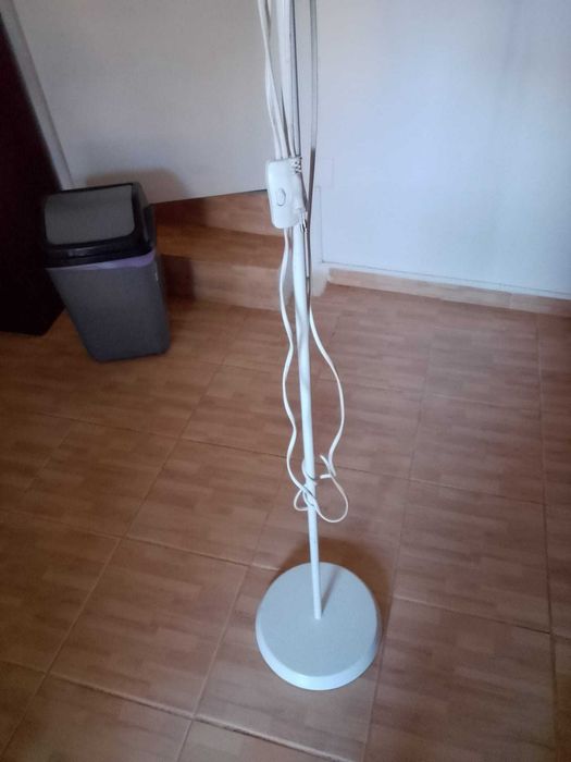 Candeeiro de pé alto regulável em ótimo estado