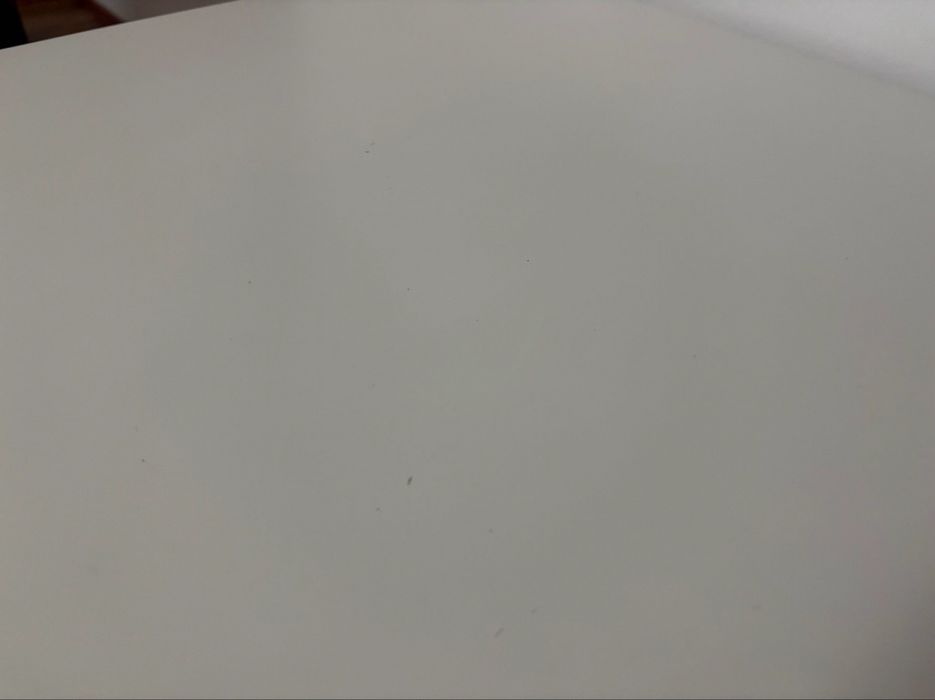 Białe biurko Ikea Micke