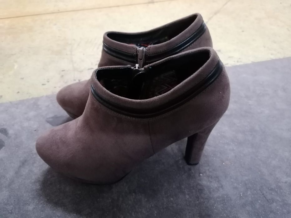 Botins novos castanhos
