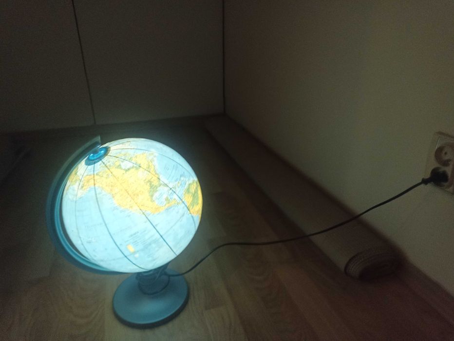 Globus stojący podświetlany